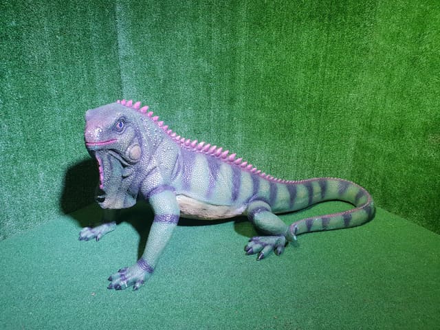 Life size Iguanas