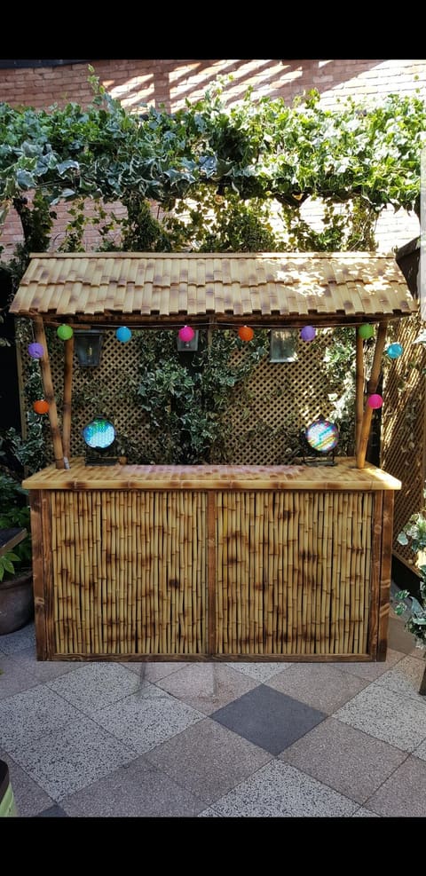 Cocktail & Tiki Bars