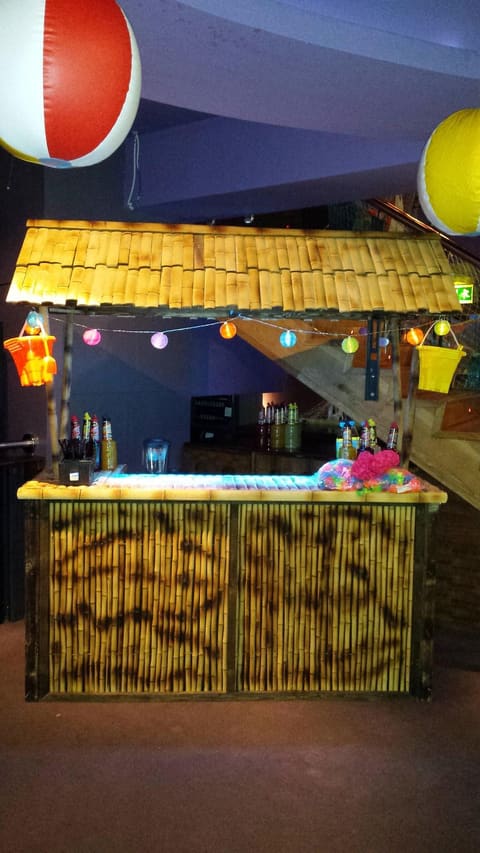 Cocktail & Tiki Bars