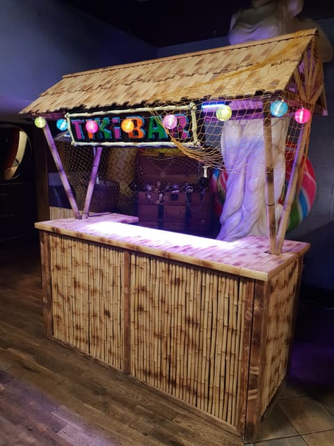 Cocktail & Tiki Bars